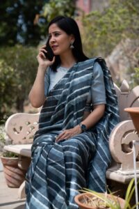 Grey & White handmade leheriya pure silk saree - Image 3