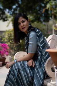Grey & White handmade leheriya pure silk saree - Image 2
