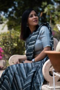 Grey & White handmade leheriya pure silk saree - Image 4
